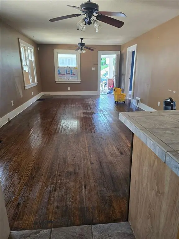 1718 Sacramento ST, St Joseph, MO 64507