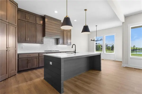 1720 SW Arbor Park DR, Lee's Summit, MO 64082