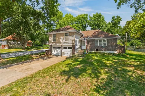 418 SW Sunset DR, Lee's Summit, MO 64081