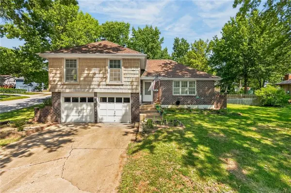 418 SW Sunset DR, Lee's Summit, MO 64081
