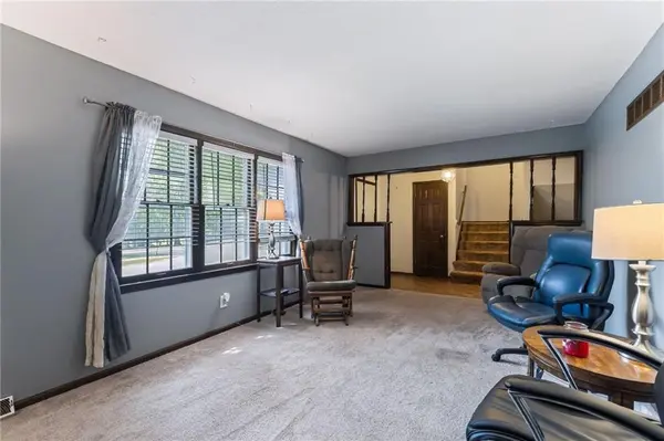 418 SW Sunset DR, Lee's Summit, MO 64081