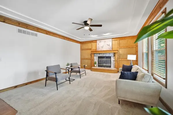 820 NE Adams DR, Lee's Summit, MO 64086