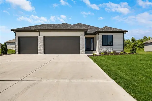 104 SW Nelson DR, Blue Springs, MO 64014