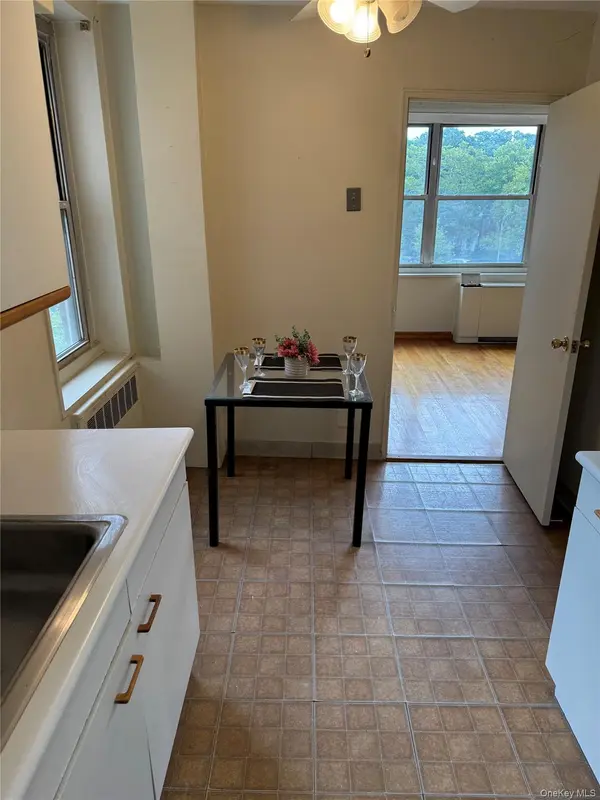 211-40 18th AVE #4J, Bayside, NY 11360