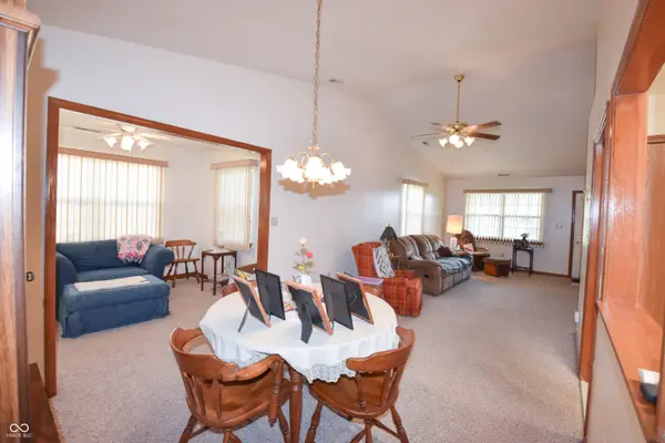 1139 E Apple Blossom LN, Greenfield, IN 46140