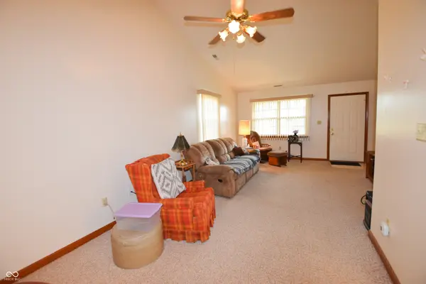 1139 E Apple Blossom LN, Greenfield, IN 46140