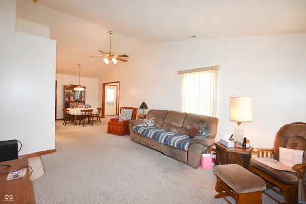 1139 E Apple Blossom LN, Greenfield, IN 46140