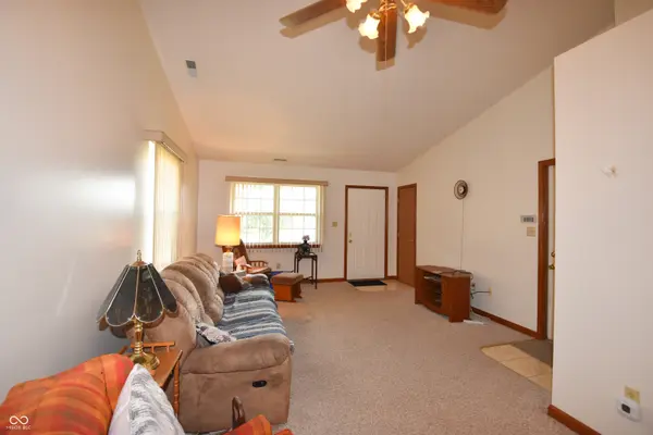 1139 E Apple Blossom LN, Greenfield, IN 46140