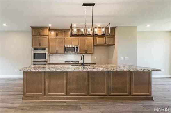 8931 Gateway HTS #94-807, Richmond Heights, MO 63144