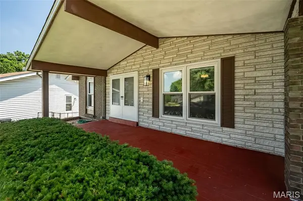 4184 Lisieux LN, Oakville, MO 63129