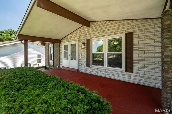 4184 Lisieux LN, Oakville, MO 63129