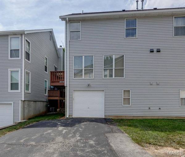 1632 Whispering Creek DR, Ballwin, MO 63021