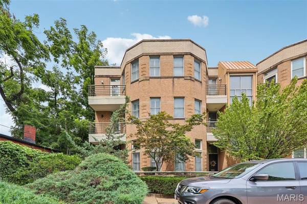 18 Taylor Place DR, St Louis, MO 63108