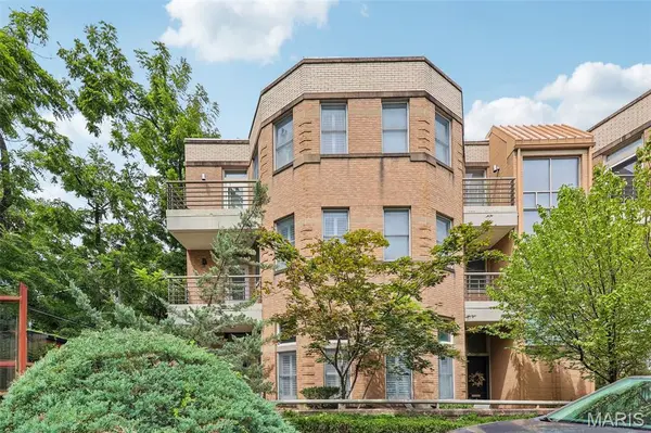 18 Taylor Place DR, St Louis, MO 63108