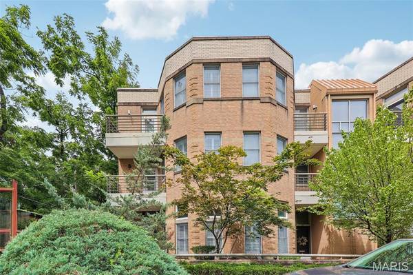 18 Taylor Place DR, St Louis, MO 63108