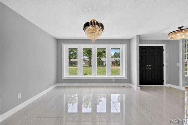 500 Kingridge DR, Ballwin, MO 63011