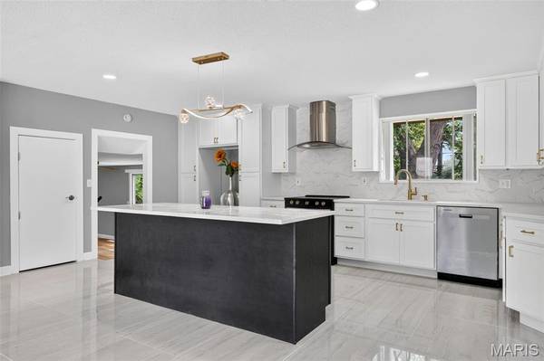 500 Kingridge DR, Ballwin, MO 63011