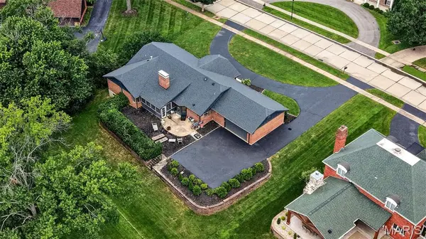 12562 Falling Leaves CT, Creve Coeur, MO 63141