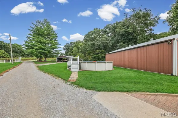 2409 Winter LN, Godfrey, IL 62035