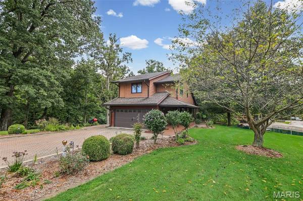 2409 Winter LN, Godfrey, IL 62035