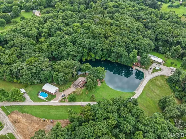 2409 Winter LN, Godfrey, IL 62035