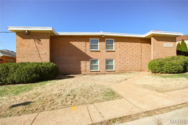 4770 Kings DR, St Louis, MO 63116