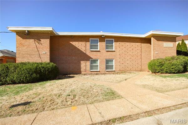 4770 Kings DR, St Louis, MO 63116