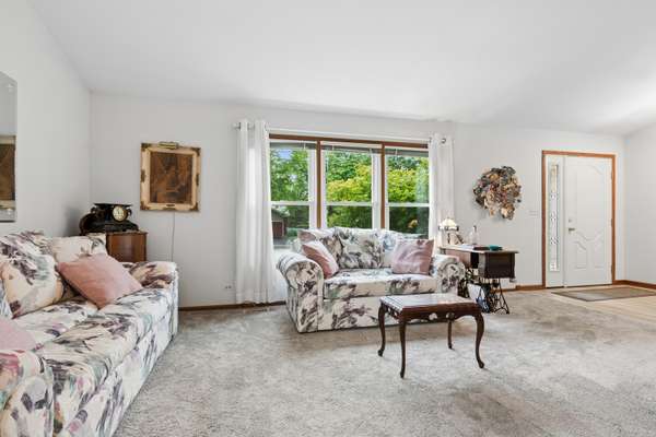 1011 Woodbridge DR, Cary, IL 60013