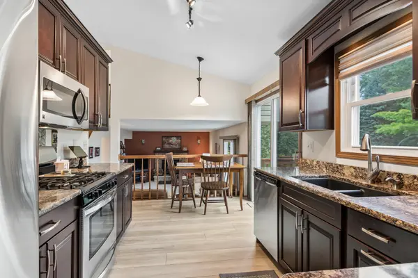 1011 Woodbridge DR, Cary, IL 60013