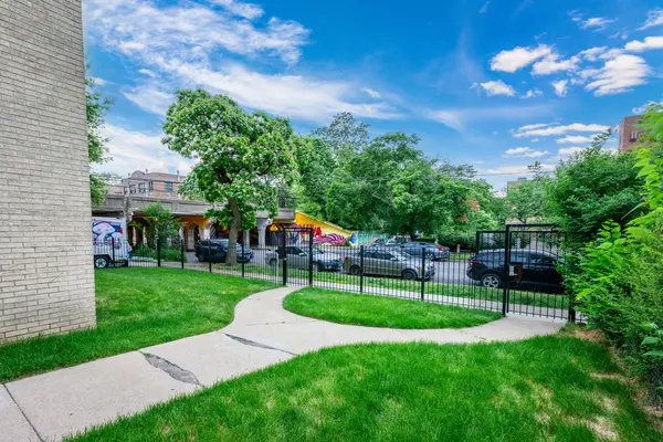 1404 W Estes AVE, Chicago, IL 60626