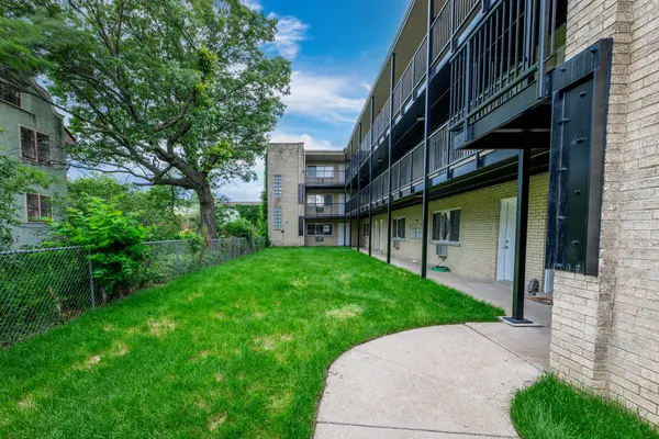 1404 W Estes AVE, Chicago, IL 60626