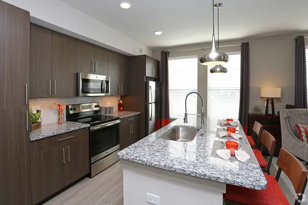 680 E Algonquin RD #1301, Schaumburg, IL 60173