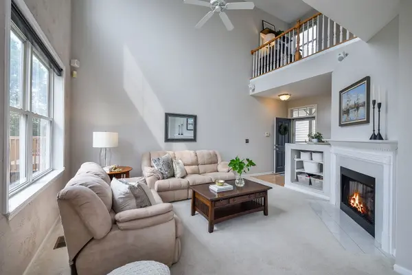 323 Fairmont CT, St. Charles, IL 60175