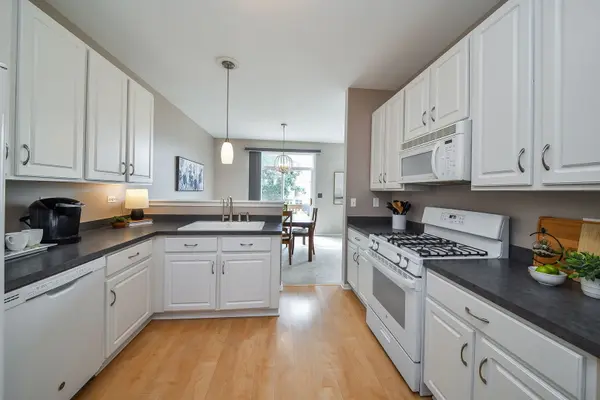 323 Fairmont CT, St. Charles, IL 60175