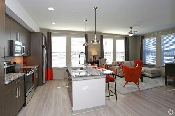 690 E Algonquin RD #2413, Schaumburg, IL 60173