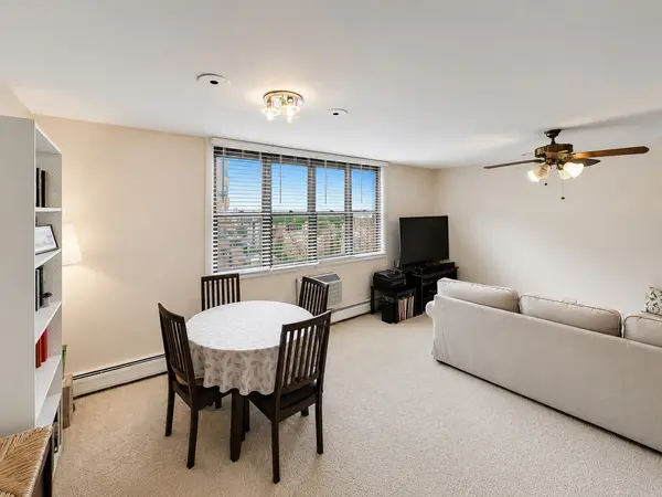 6325 N Sheridan RD #2106, Chicago, IL 60660