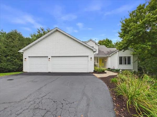 11497 Ridgecrest DR, Roscoe, IL 61073