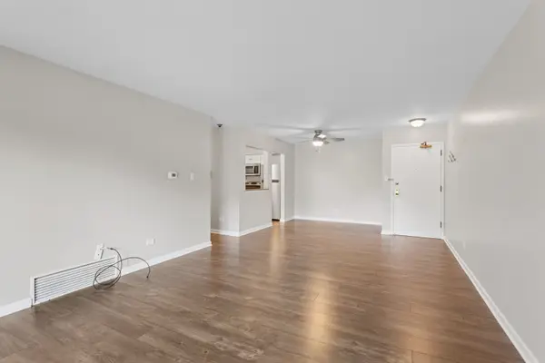 7510 Farmingdale DR #210, Darien, IL 60561