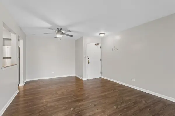 7510 Farmingdale DR #210, Darien, IL 60561