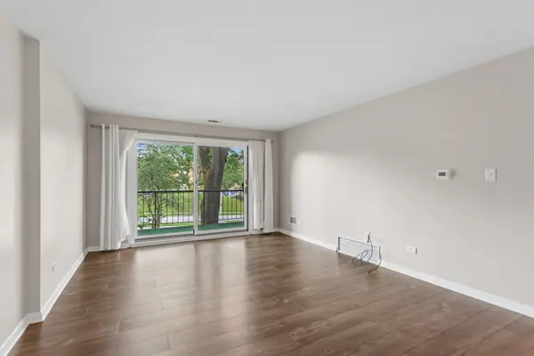7510 Farmingdale DR #210, Darien, IL 60561