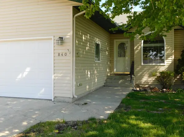 840 Lakeridge PL, West Fargo, ND 58078