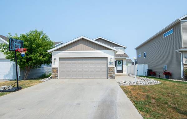 5837 58th AVE S, Fargo, ND 58104