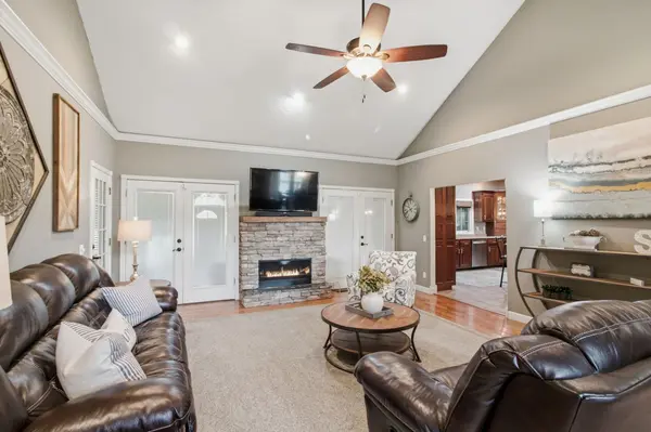 1305 Oakbrook Dr, Paris, TN 38242