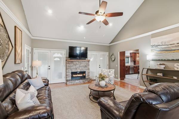 1305 Oakbrook Dr, Paris, TN 38242
