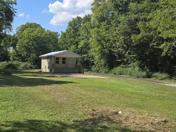 105 Fairground Dr, Waverly, TN 37185