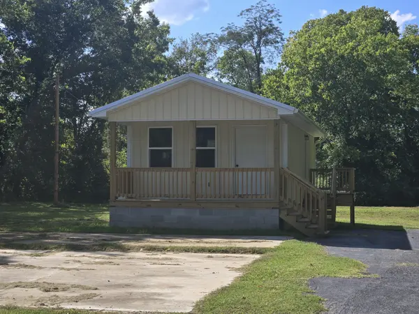 105 Fairground Dr, Waverly, TN 37185
