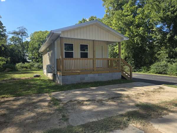105 Fairground Dr, Waverly, TN 37185