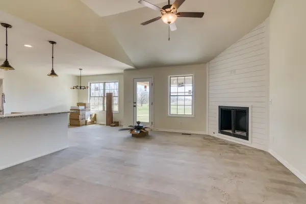 646 W Brook Hollow RD, Nixa, MO 65714