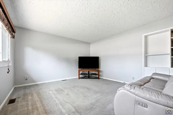 5512 SW 18th ST, Topeka, KS 66604