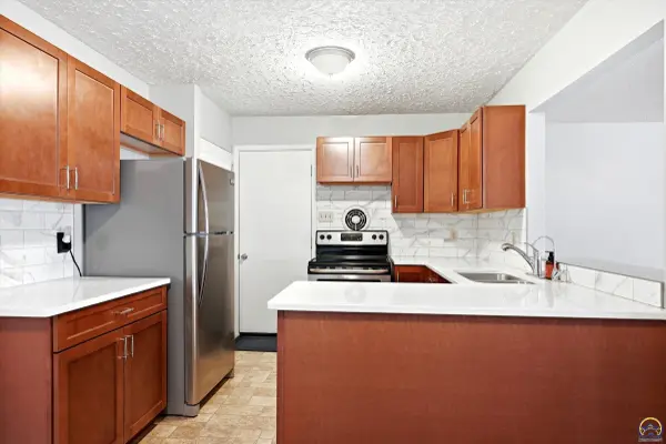 5512 SW 18th ST, Topeka, KS 66604
